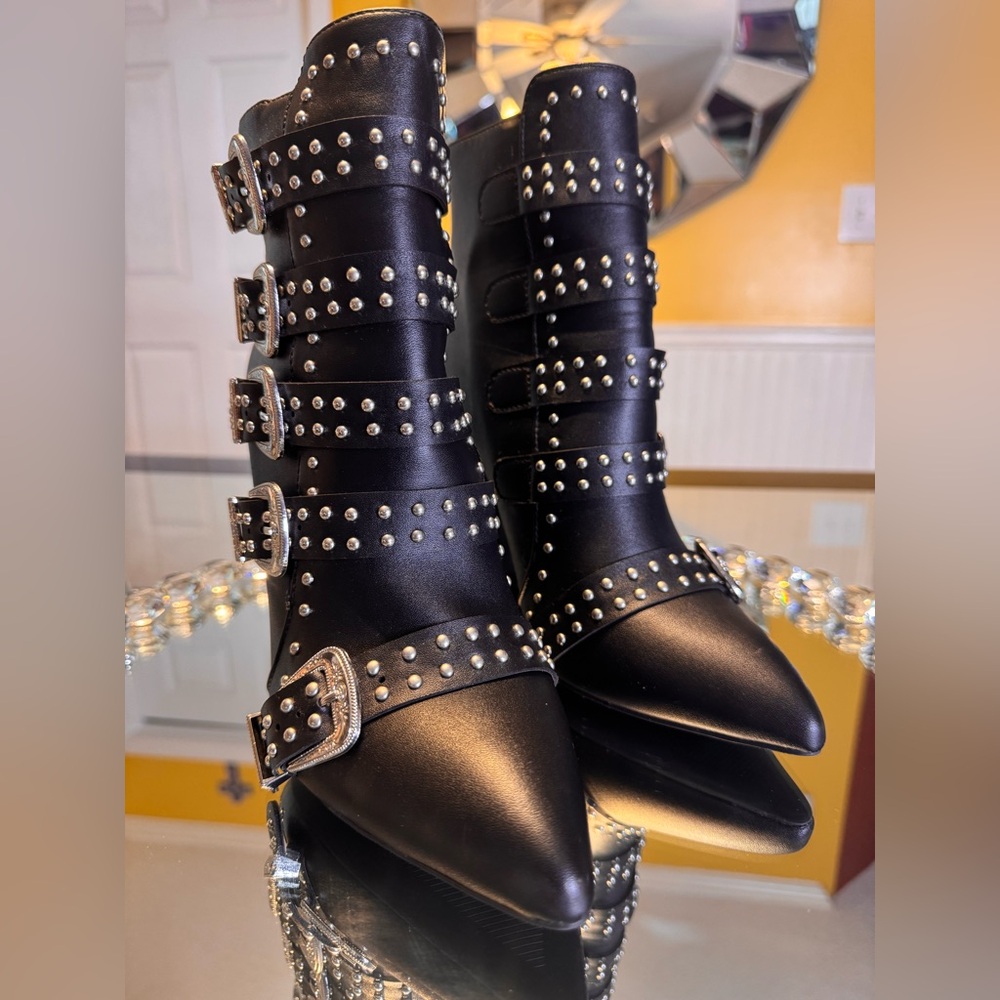 NWOTB WILD DIVA STUDDED BUCKLE UP POINTED TOE LEATHER BOOTS. SIZE 7.5
